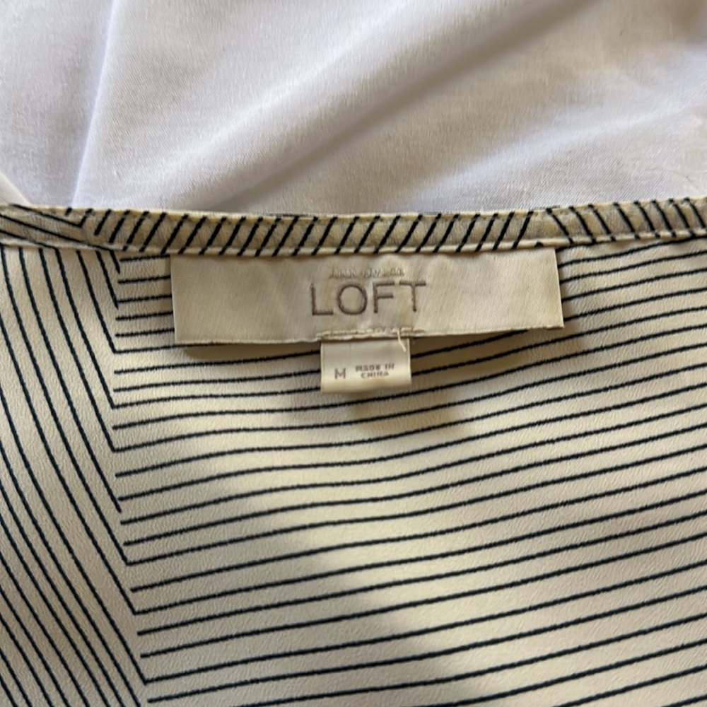 Loft Capped Sleeve Ruffle Shell (M) - Picture 2 of 5